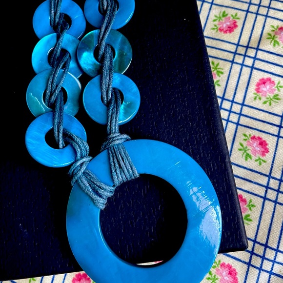 EUC shell necklace - Picture 1 of 3